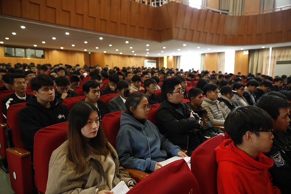 ③学生干部们正在认真听讲 (2).jpg