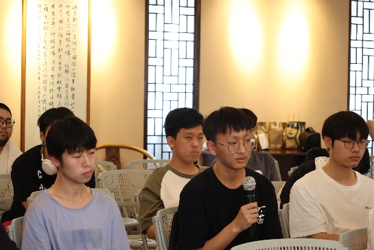 一群人在餐厅里喝酒描述已自动生成
