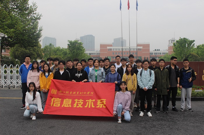 校门口大合照.JPG