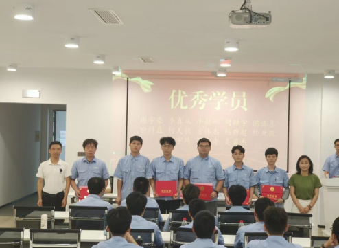 订单班先进学员颁奖仪式上颁发优秀学员奖