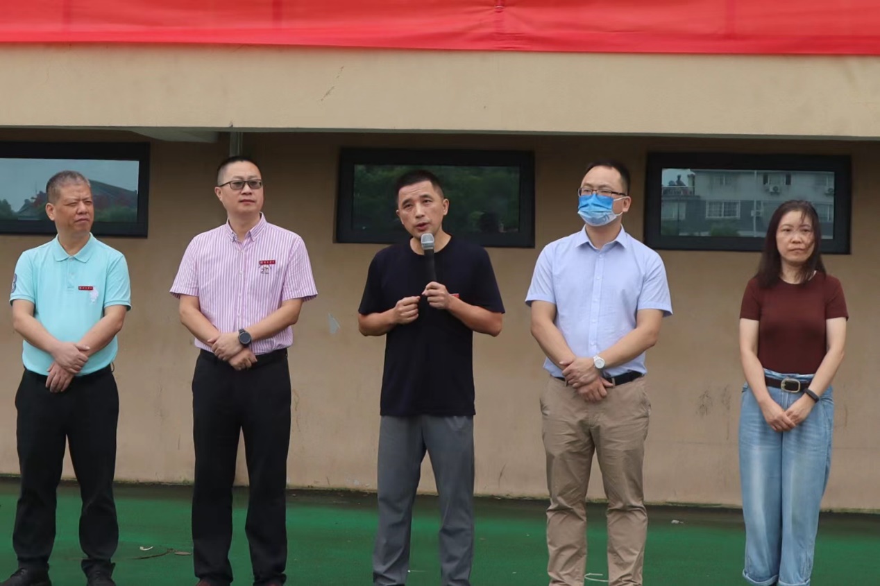 一群人站在一起描述已自动生成