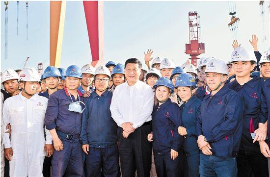 习近平总书记在舟山长宏国际船舶修造有限公司考察时与建设者们合影