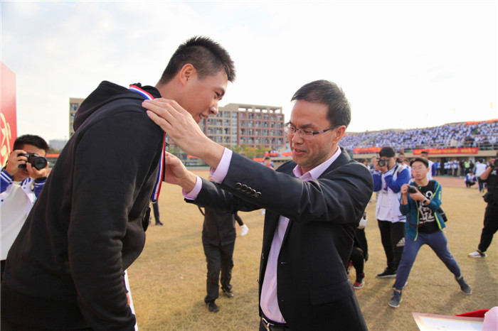 丁颁奖.jpg 丁颁奖.jpg
