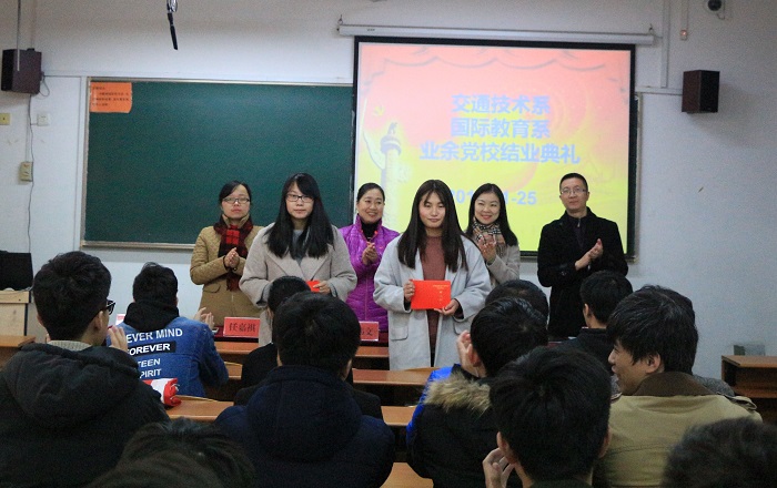 结业典礼(新闻图).jpg 结业典礼(新闻图).jpg